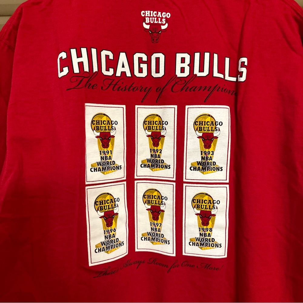 NWOT Mens adidas Chicago Bulls The history of champions   T shirt XL